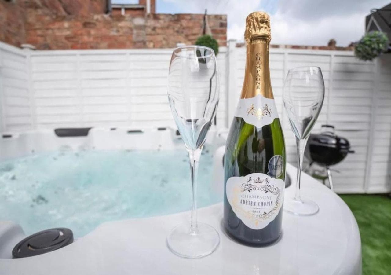 Amberley House - with Hot Tub + Free Parking, York, Yorkshire
