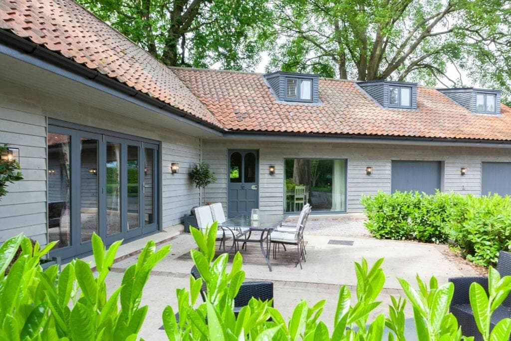 The Stables with Jacuzzi & tennis court