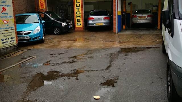 A-Z Fast Fit Centre - Garages in rotherham