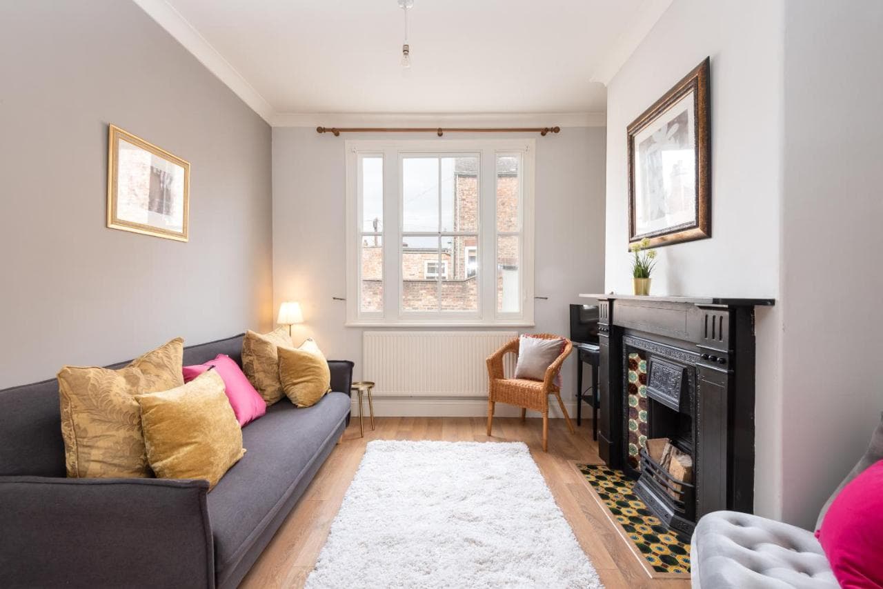 Charming Base for 5 Guests Near Bishy Rd in York - Pass the Keys, York, Yorkshire