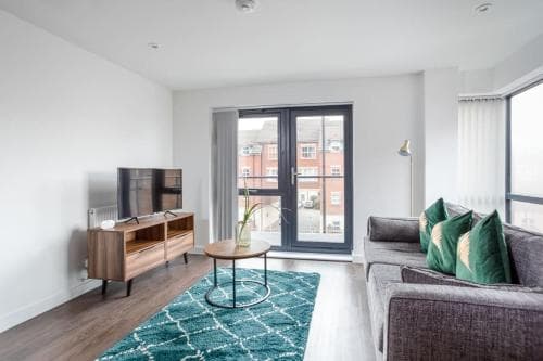 Modern & Spacious 2 Bedroom Apartment in York