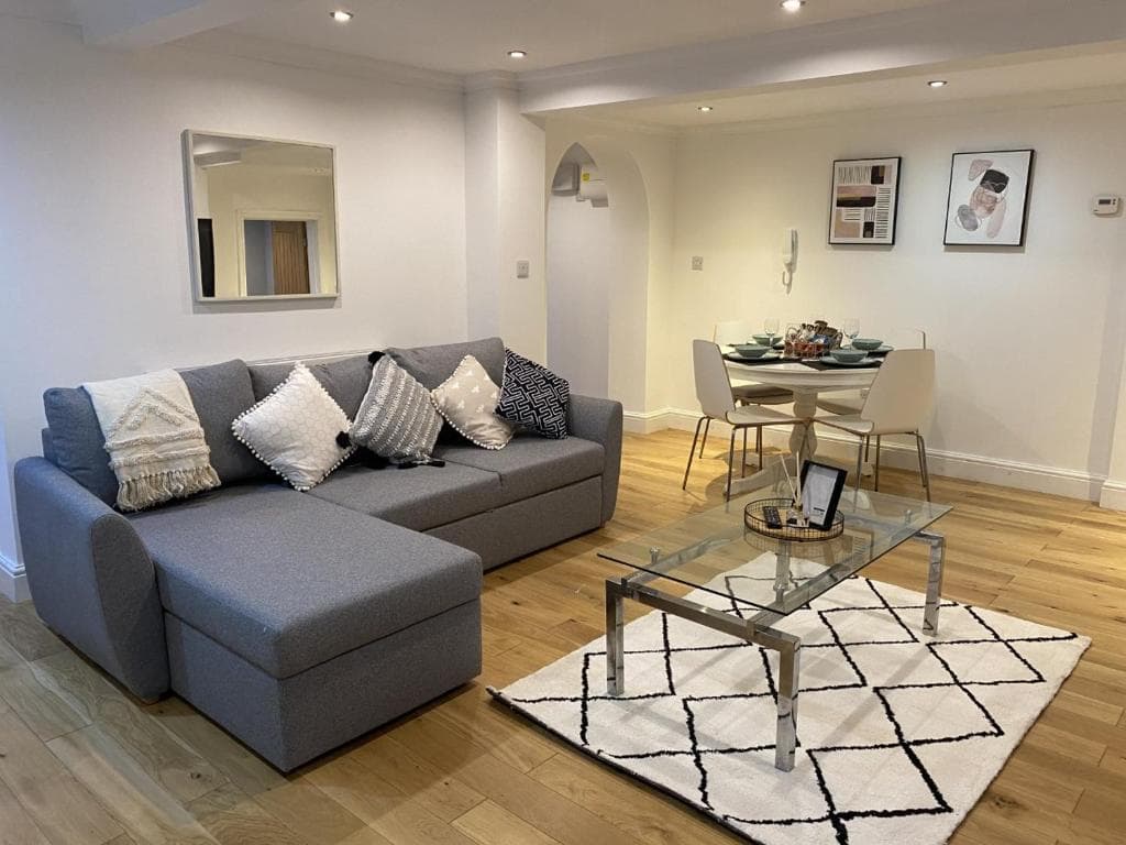 Modern & Spacious Leeds City Centre Apartment with Parking - Sleeps 5