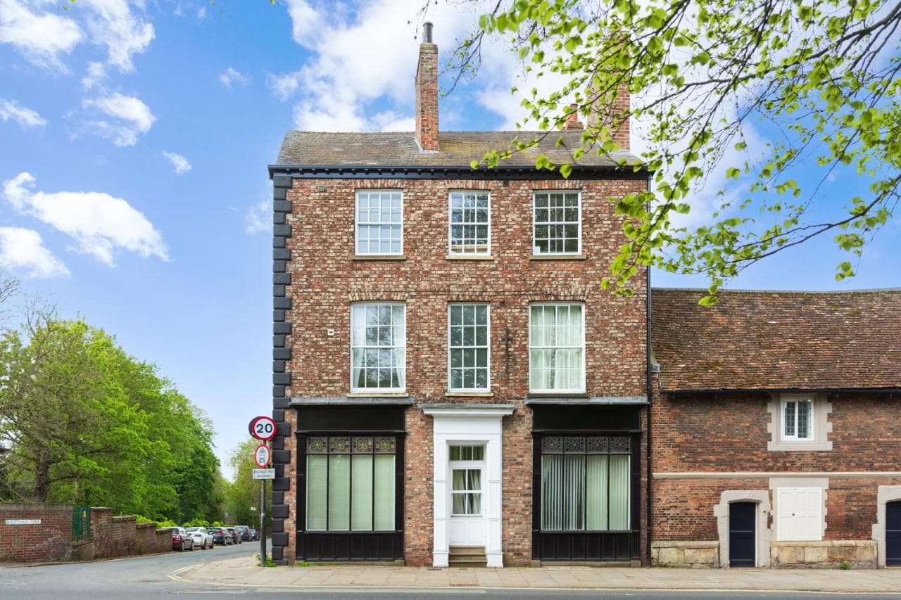 Bootham Court Grade II duplex apartment with free parking & Wi-Fi - sleeps 2-6 people, York, Yorkshire