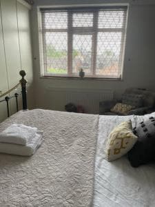 King size bed & en suite rolled top bath private lane