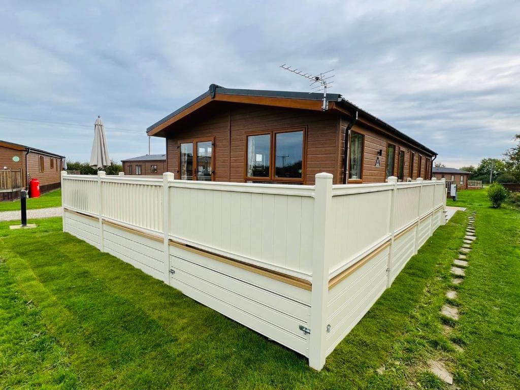 Bella Rose Lodge with Hot Tub
