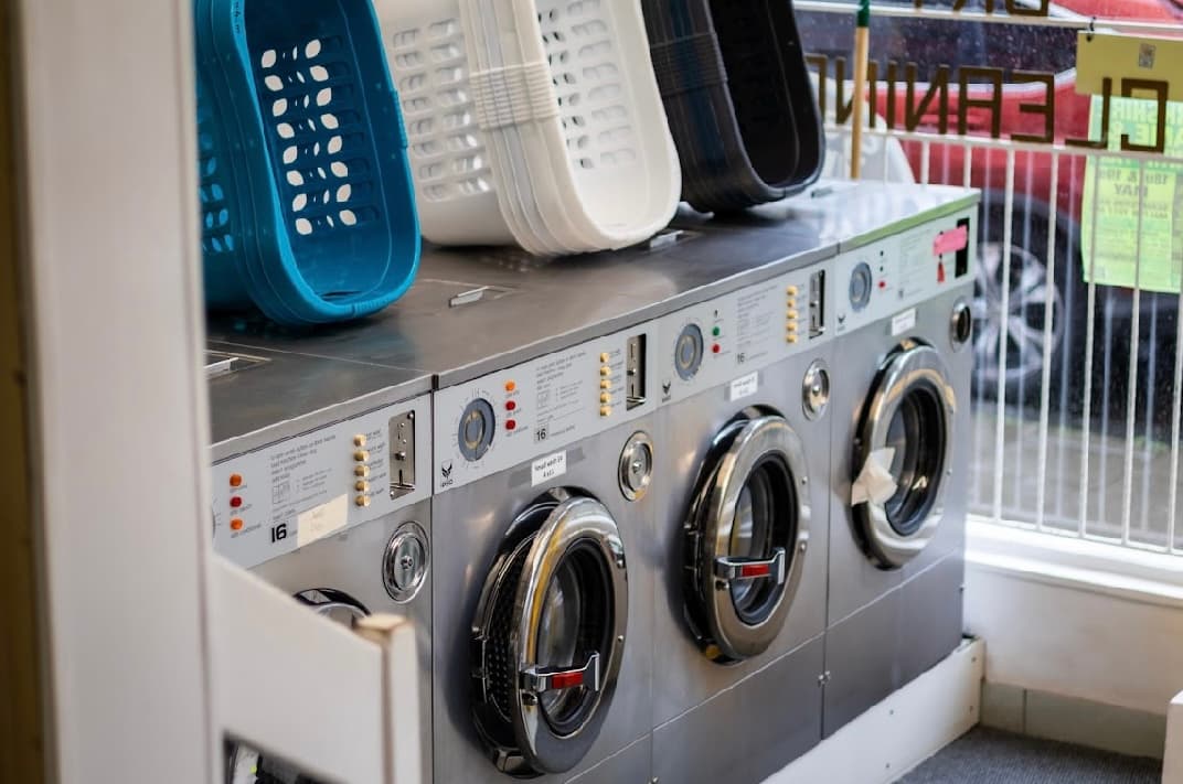 M & LJ Launderette