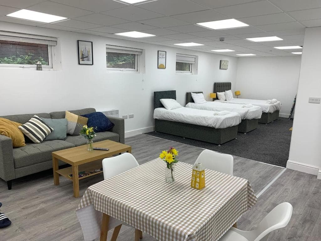 Huge studio close to city centre with free secure parking