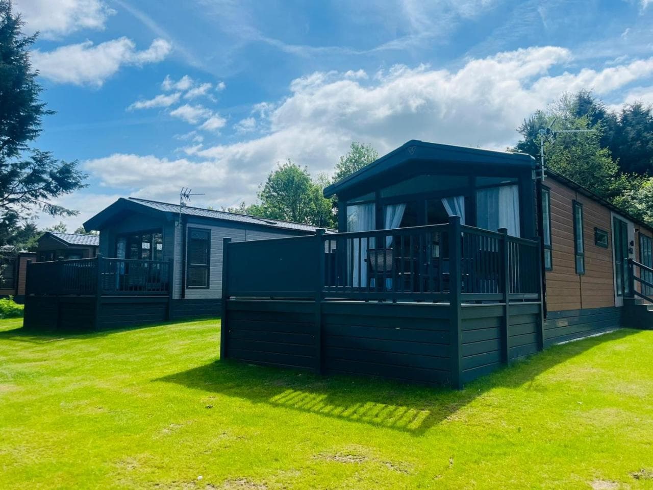 The Kestrel Lodge with Hot tub, York, Yorkshire