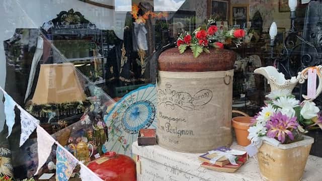 BLUE BELL VINTAGE AND CURIOS - Antique Shops in goole