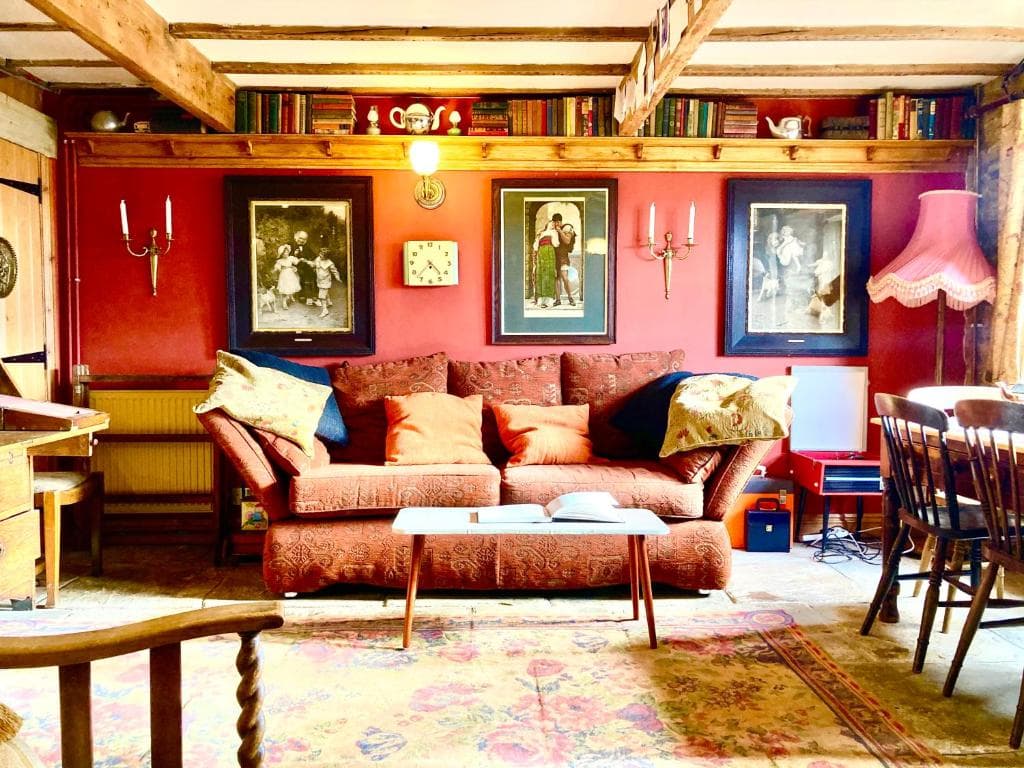 The Writers Cottage - Intriguing & Romantic