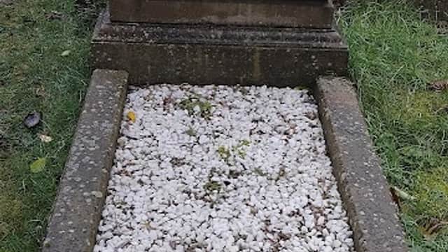 Dockroyd Wesleyan Methodist graveyard s - Cemeteries in cross roads
