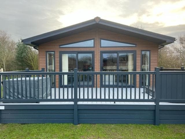 Blue Bell Lodge with Hot Tub Malton